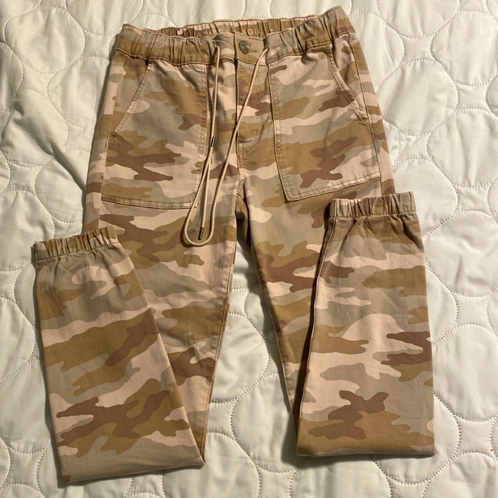 EUC American Eagle camo pants size 6